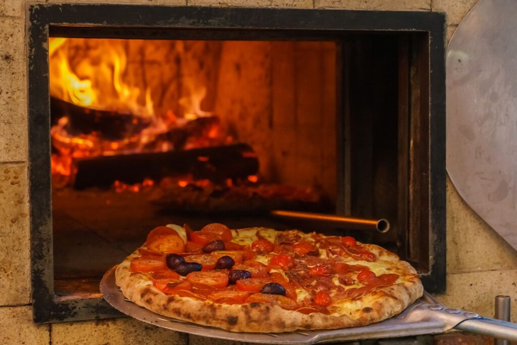 Pizza saindo do forno a lenha do Restaurante Girassol